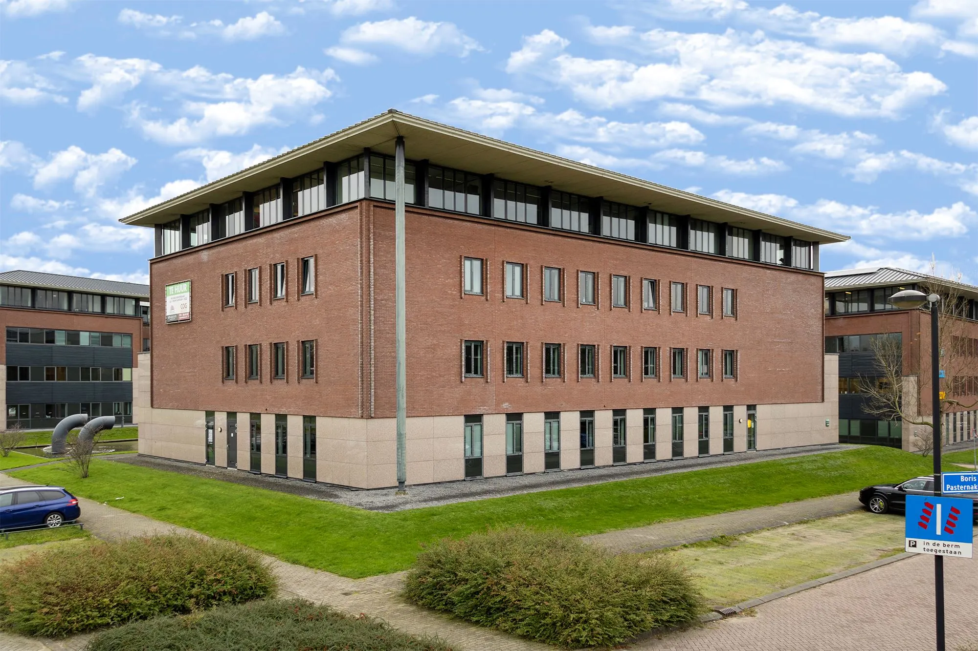 Kantoorgebouw aan de Boris Pasternaklaan met rode bakstenen gevel en moderne architectuur.